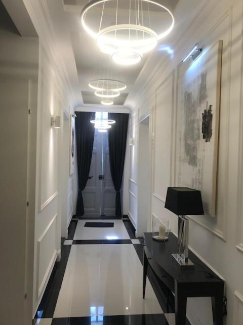Apartment Lazare Maison De Maitre: Upscale With Private Parking Near Historic